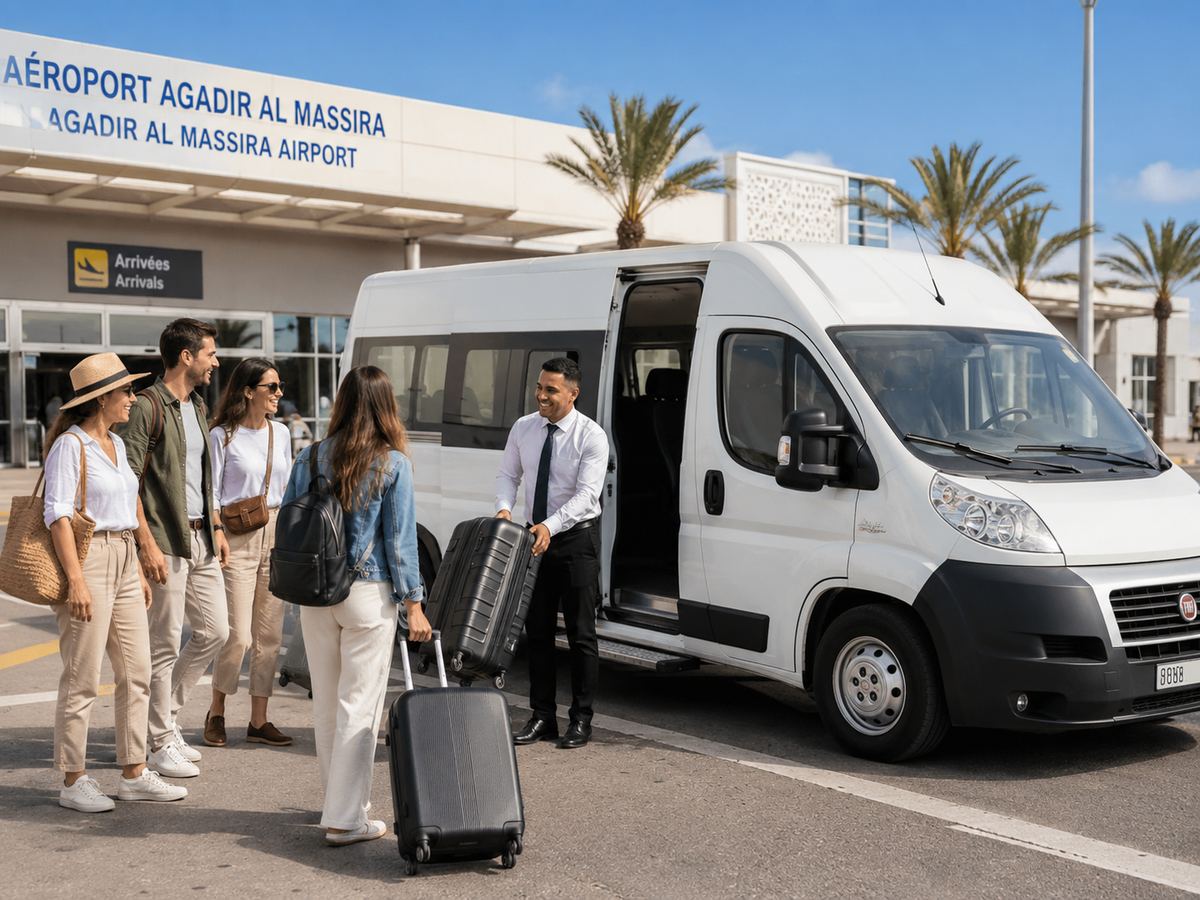 Passagers avec bagages pour transfert aéroport