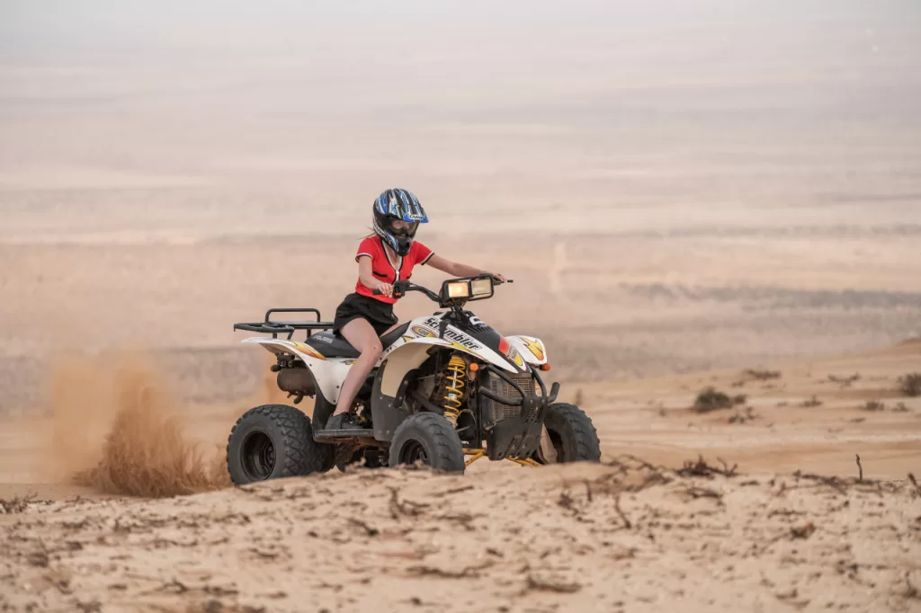 Photo-dune-jeune-femme-en-rouge-sur-un-quad-1280x853-1